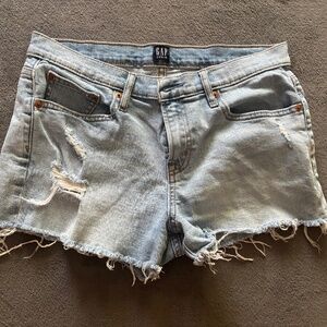 Women’s Gap denim size 28 cutoff 3” shorts!  Size 8